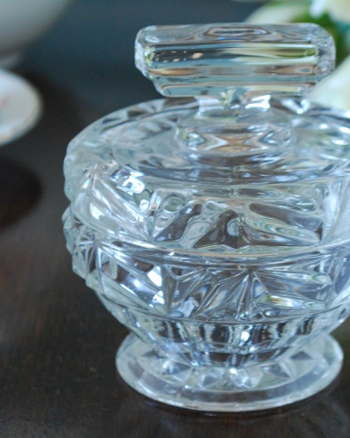 アンティーク 雑貨のガラス小物　アンティーク雑貨　ふた付き　小　女性のために作られたパフボール入れもともとは女性がお化粧するためのコットンやパフを収納するために作られた器。(pg-6405)