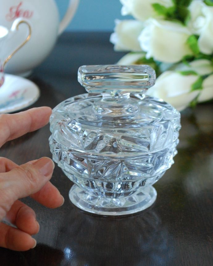 アンティーク 雑貨のガラス小物　アンティーク雑貨　ふた付き　小　ふたを開ける度にワクワク中にお菓子や文具などいろんなものを入れて使ってみて下さい。(pg-6405)