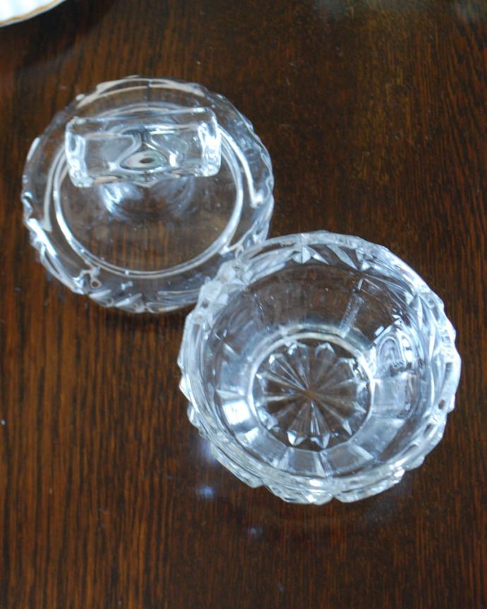 アンティーク 雑貨のガラス小物　アンティーク雑貨　ふた付き　小　上から見るとこんな感じアンティークなので多少のキズや欠けがある場合がありますが、使用上問題はありませんのでご了承下さい。(pg-6405)