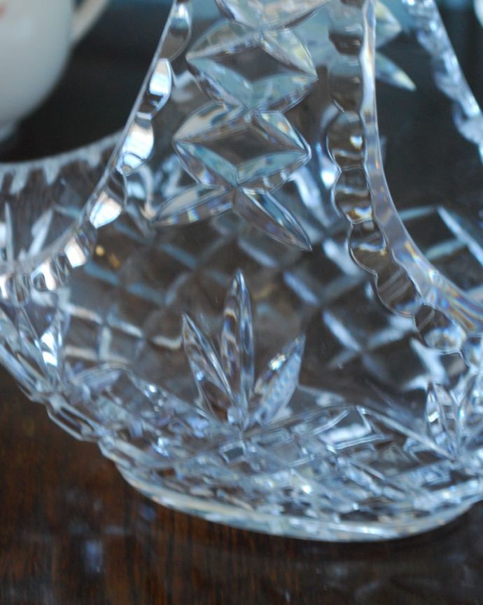 アンティーク 雑貨のガラス小物 アンティーク雑貨 バスケット 大サイズ ガラスで出来た持ち手付きの可愛いバスケット見ているだけで可愛いバスケットの形をしたアンティークのプレスドグラス。(pg-6407)