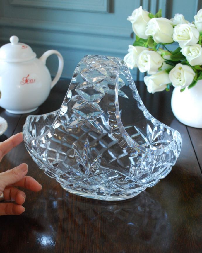 アンティーク 雑貨のガラス小物 アンティーク雑貨 バスケット 大サイズ サイズはこれくらいです大きいものから小さいものまでサイズがいろいろあるバスケット。(pg-6407)