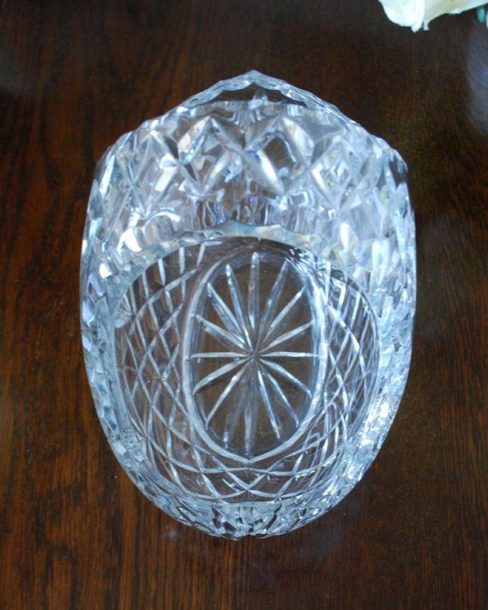 アンティーク 雑貨のガラス小物 アンティーク雑貨 バスケット 大サイズ 上から見ると・・・アンティークなので多少のキズやカケがある場合はありますが、使用上問題はありませんのでご了承下さい。(pg-6407)