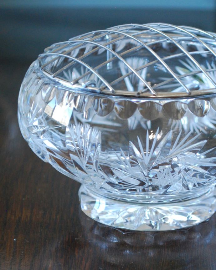 アンティーク 雑貨のガラス小物 アンティーク雑貨 フラワーベース・花留め付き 見つかったらラッキー☆フラワーベース現代では見かける網目の蓋が付いたプレスドグラスのフラワーベース。(pg-6411)