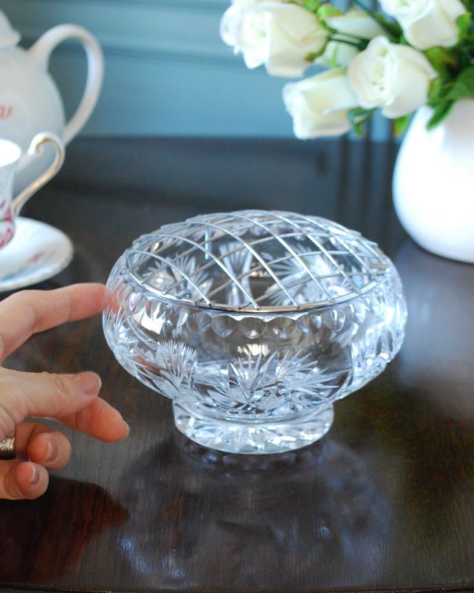 アンティーク 雑貨のガラス小物 アンティーク雑貨 フラワーベース・花留め付き 挿すだけで簡単アレンジメントお花を切って挿すだけで、あっという間に素敵なアレンジメントが出来上がります。(pg-6411)