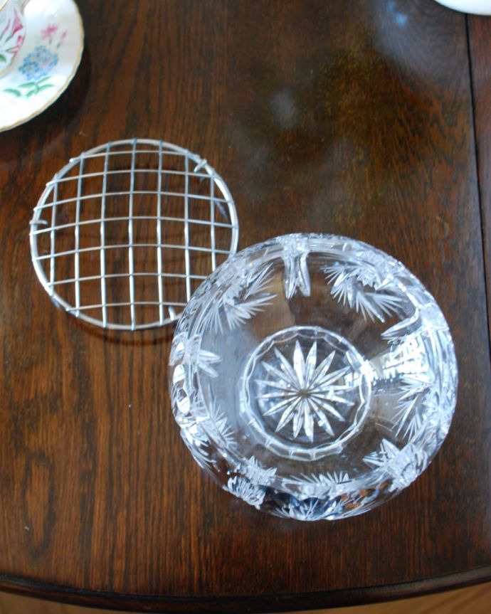 アンティーク 雑貨のガラス小物 アンティーク雑貨 フラワーベース・花留め付き 上から見ると蓋は取り外しが出来るから取り扱いもラクです。(pg-6411)