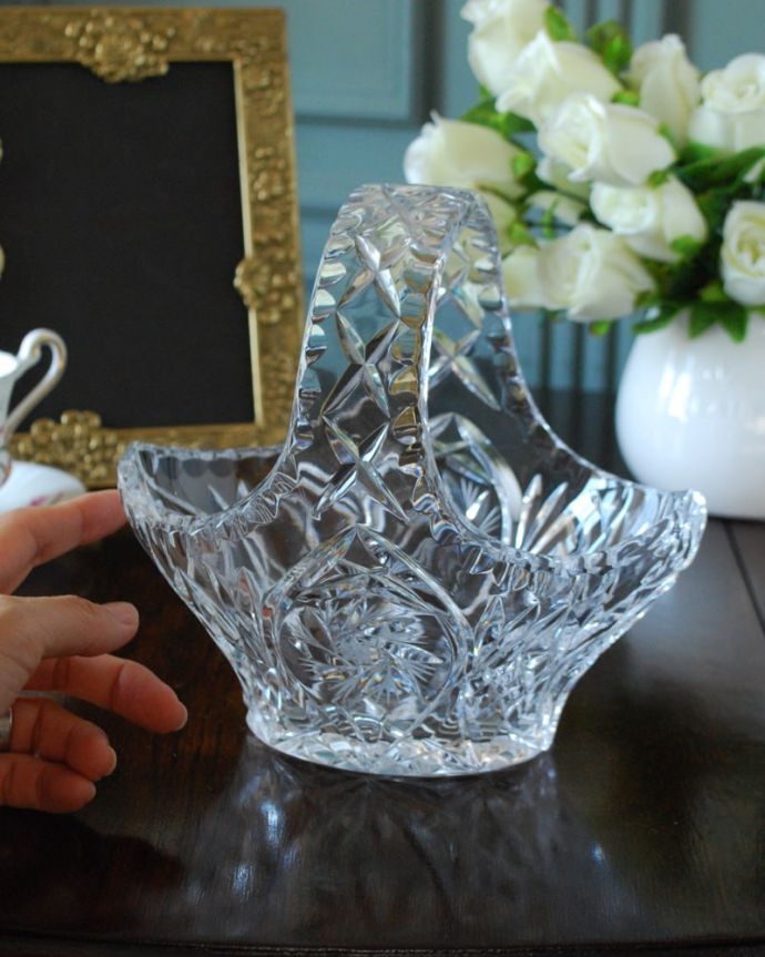 アンティーク 雑貨のガラス小物 アンティーク雑貨 バスケット 中サイズ サイズはこれくらいです大きいものから小さいものまでサイズがいろいろあるバスケット。(pg-6417)