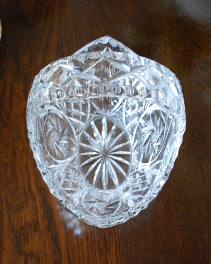 アンティーク 雑貨のガラス小物 アンティーク雑貨 バスケット 中サイズ 上から見ると・・・アンティークなので多少のキズやカケがある場合はありますが、使用上問題はありませんのでご了承下さい。(pg-6417)