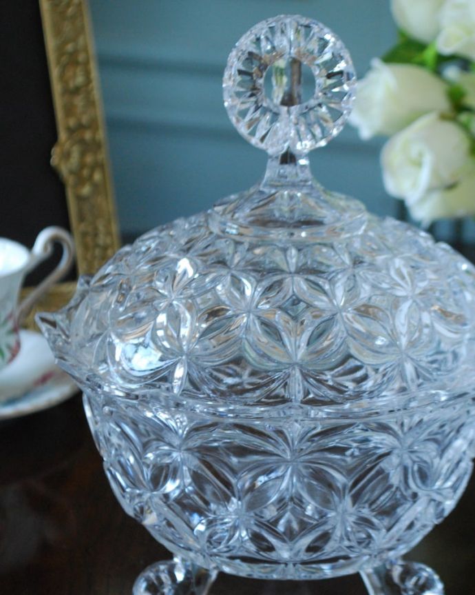 アンティーク 雑貨のガラス小物 アンティーク雑貨 ボンボン 大サイズ 何が中に入っていたのかな?今みたいにプラスチックじゃなく、昔はこんなに可愛いガラスの器にお菓子が入っていたんだなって思うだけでワクワクです。(pg-6427)