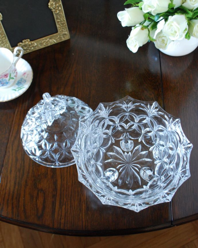 アンティーク 雑貨のガラス小物 アンティーク雑貨 ボンボン 大サイズ 中を見るとこんな感じアンティークなので多少のキズ・欠けがある場合がありますが、使用上問題ありませんのでご了承下さい。(pg-6427)