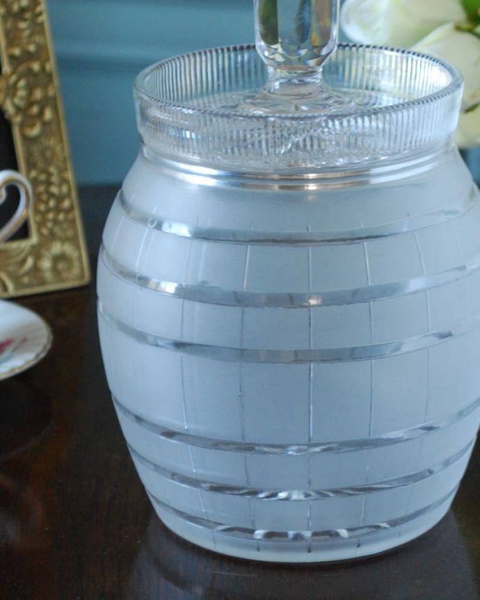 アンティーク 雑貨のガラス小物 アンティーク雑貨 ビスケットバロー ビスケットを入れるために作られたガラスの器アフタヌーンティーを楽しむ国で作られたビスケットを入れておくために作られたガラスの器、ビスケットバロー。(pg-6428)