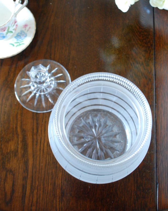 アンティーク 雑貨のガラス小物 アンティーク雑貨 ビスケットバロー 中を見てみると…アンティークなので多少のキズやカケがありますが使用上問題がないものだけをご紹介しています。(pg-6428)