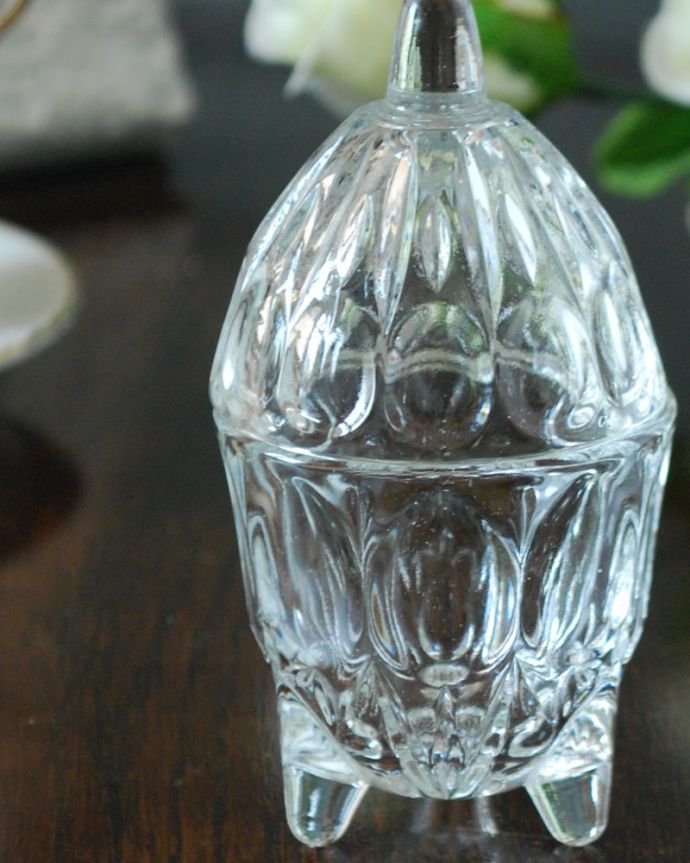 アンティーク 雑貨のガラス小物　アンティーク雑貨　ふた付き　女性のために作られたパフボール入れもともとは女性がお化粧するためのコットンやパフを収納するために作られた器。(pg-6435)