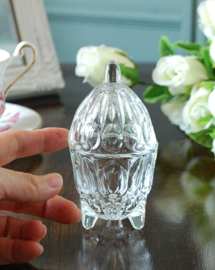 アンティーク 雑貨のガラス小物　アンティーク雑貨　ふた付き　ふたを開ける度にワクワク中にお菓子や文具などいろんなものを入れて使ってみて下さい。(pg-6435)