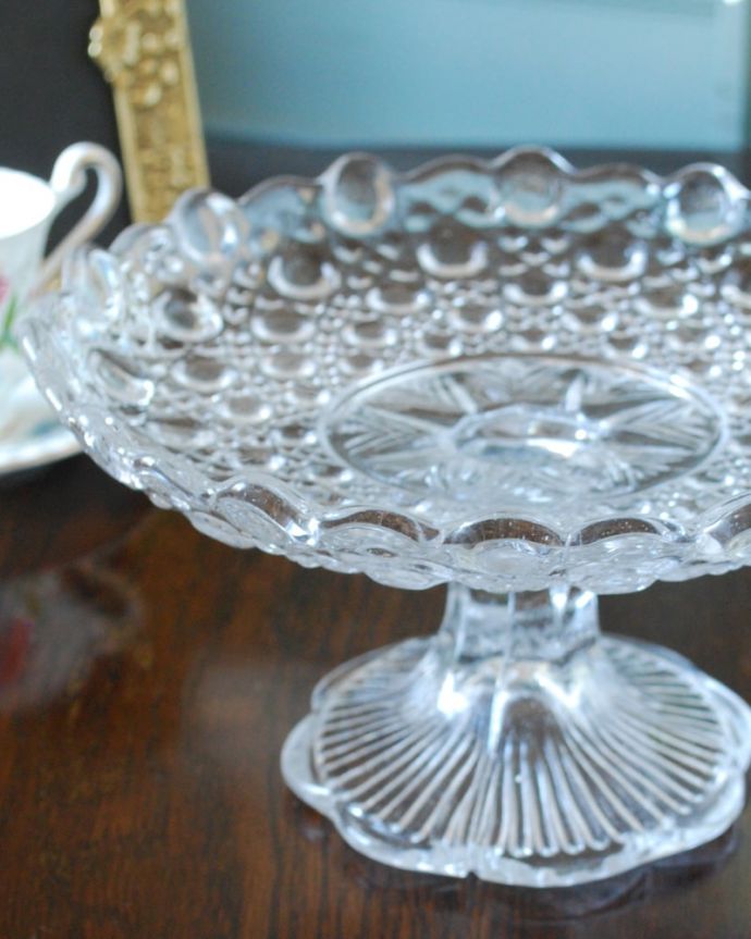 アンティーク 雑貨のガラス小物 アンティーク雑貨 ケーキスタンド センターピースとして使われた器脚が付いているフルーツスタンドは、テーブルコーディネイトの中心として食卓の真ん中で華を添えるセンターピースとして使われていました。(pg-6437)