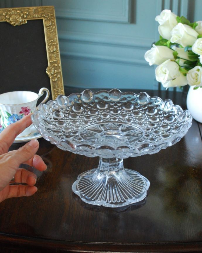 アンティーク 雑貨のガラス小物 アンティーク雑貨 ケーキスタンド たっぷり乗せて使えますホールケーキが丸ごと1台乗せれる大きさ。(pg-6437)