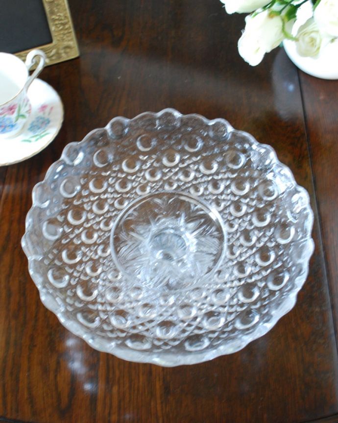 アンティーク 雑貨のガラス小物 アンティーク雑貨 ケーキスタンド 上から見ると美しいデザインアンティークのため、多少の欠け・傷がある場合がありますが、使用上問題はありませんので、ご了承下さい。(pg-6437)