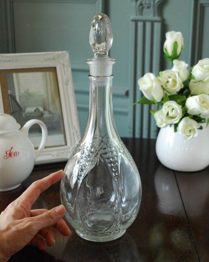 アンティーク 雑貨のガラス小物 アンティーク雑貨 デカンタ 貴重なガラスの栓付きですガラスで出来た栓は壊れやすいので残っているだけで貴重です。(pg-6440)
