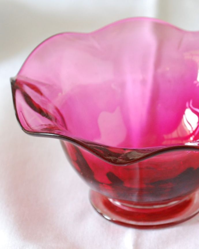 アンティーク 雑貨のガラス小物　アンティーク雑貨　ボウル 塩入れ?　イギリスの食卓には欠かせないアイテム最後の味付けをするのは食べる人自身と言う個人主義を大切にするイギリスでは、食卓には欠かせないスパイスケース。(pg-6441)