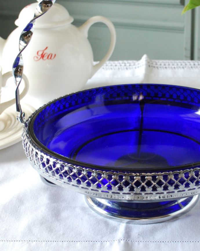 アンティーク シルバー製　アンティーク雑貨　シルバー付き　ブルーガラス→シルバーにカテゴライズ　果物のために作られた美しい器持ち手つきの器は、昔、貴重だった果物を入れて運ぶための器として作られました。(pg-6447)