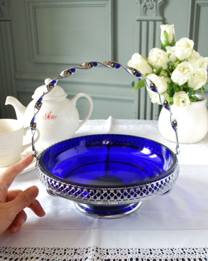 アンティーク シルバー製　アンティーク雑貨　シルバー付き　ブルーガラス→シルバーにカテゴライズ　持ち手付きなので移動にも便利中にいろんなものを入れて運べる持ち手つきのバスケット。(pg-6447)