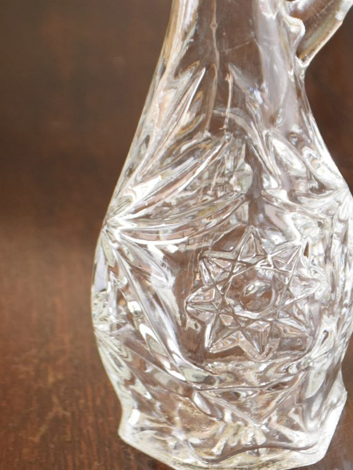 アンティーク 雑貨のガラス小物　アンティーク雑貨　プレスドグラス　華やかな香りを包む美しい瓶美しいガラスボトルに閉じ込められた華やかな香り。(pg-6461)