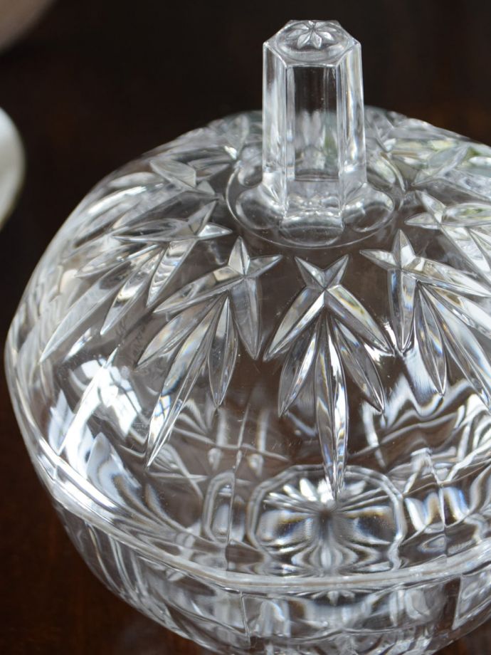 アンティーク 雑貨のガラス小物 アンティーク雑貨 プレスドグラス 何が中に入っていたのかな?今みたいにプラスチックじゃなく、昔はこんなに可愛いガラスの器にお菓子が入っていたんだなって思うだけでワクワクです。(pg-6464)