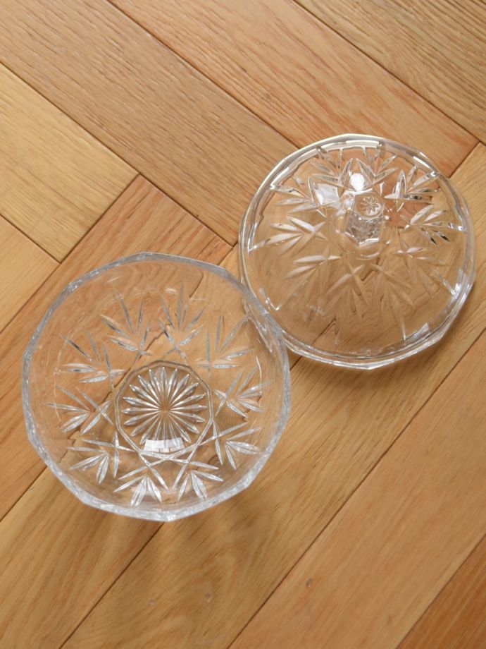 アンティーク 雑貨のガラス小物 アンティーク雑貨 プレスドグラス 中を見るとこんな感じアンティークなので多少のキズ・欠けがある場合がありますが、使用上問題ありませんのでご了承下さい。(pg-6464)