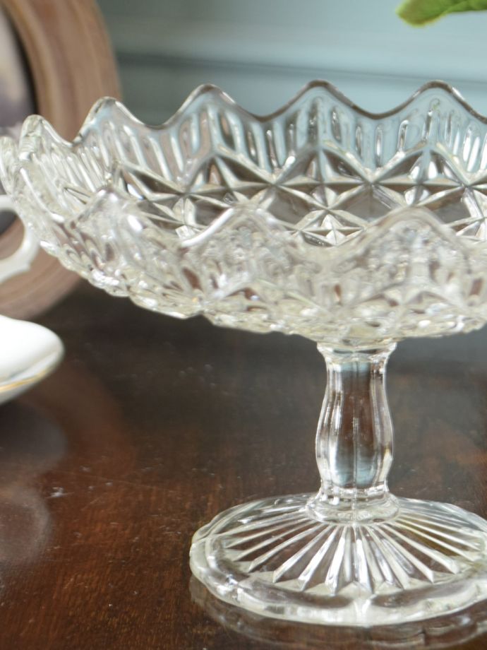 アンティーク 雑貨のガラス小物　アンティーク雑貨　プレスドグラス　センターピースとして使われた器脚が付いているフルーツスタンドは、テーブルコーディネイトの中心として食卓の真ん中で華を添えるセンターピースとして使われていました。(pg-6470)