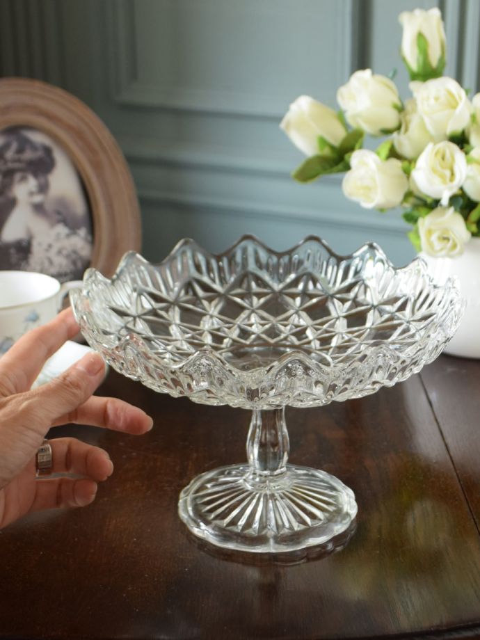 アンティーク 雑貨のガラス小物　アンティーク雑貨　プレスドグラス　たっぷり乗せて使えますフルーツはもちろん、アクセサリーを置いたり朝食のパンやおやつ、お菓子など、いろんな使い方で楽しんで下さい。(pg-6470)