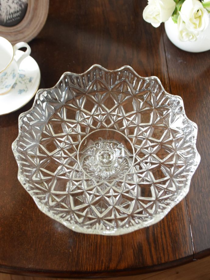 アンティーク 雑貨のガラス小物　アンティーク雑貨　プレスドグラス　上から見ると美しいデザインアンティークのため、多少の欠け・傷がある場合がありますが、使用上問題はありませんので、ご了承下さい。(pg-6470)