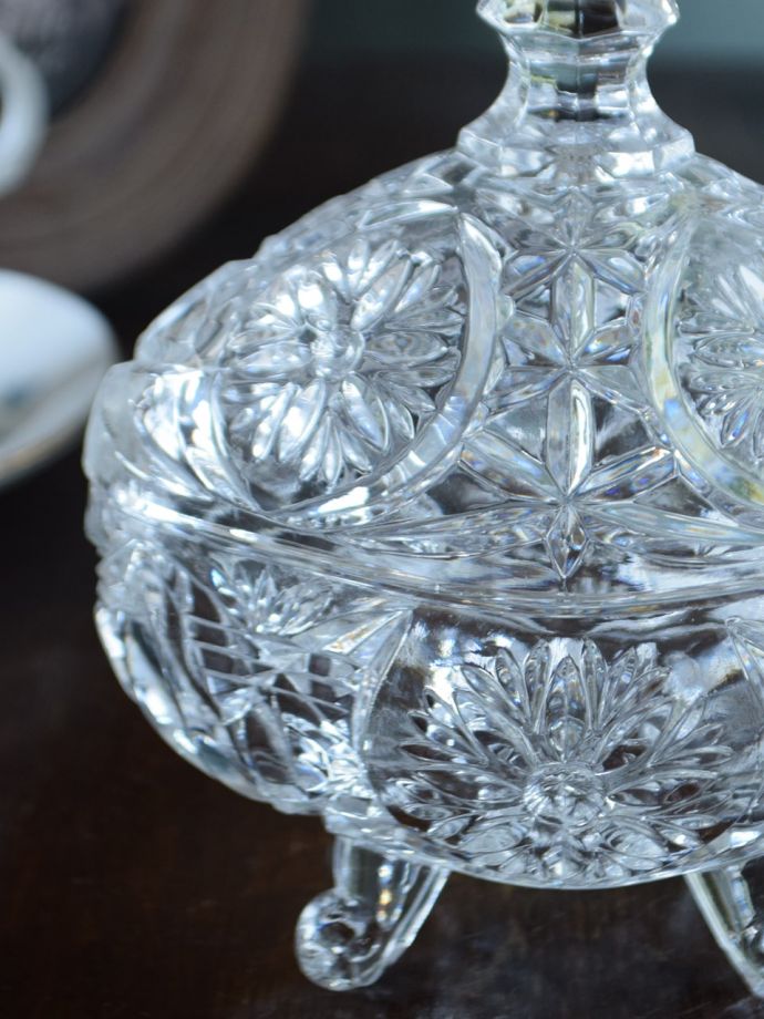 アンティーク 雑貨のガラス小物　アンティーク雑貨　プレスドグラス　何が中に入っていたのかな？今みたいにプラスチックじゃなく、昔はこんなに可愛いガラスの器にお菓子が入っていたんだなって思うだけでワクワクです。(pg-6478)