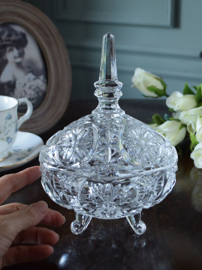 アンティーク 雑貨のガラス小物　アンティーク雑貨　プレスドグラス　ふたを開ける度にワクワク置いておくだけで絵になる可愛らしさ。(pg-6478)