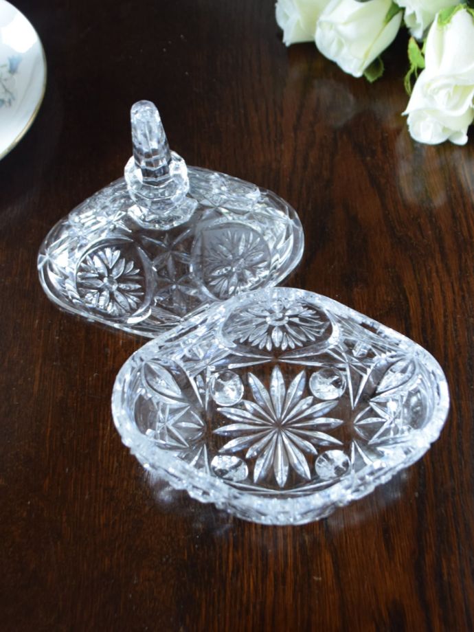 アンティーク 雑貨のガラス小物　アンティーク雑貨　プレスドグラス　中を見るとこんな感じアンティークなので多少のキズ・欠けがある場合がありますが、使用上問題ありませんのでご了承下さい。(pg-6478)