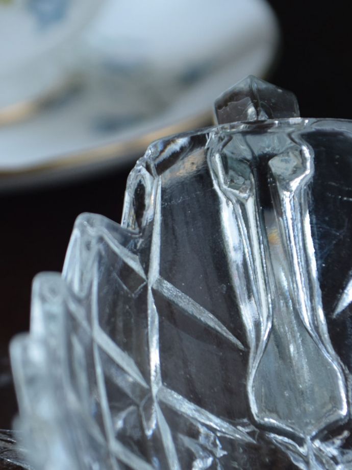 アンティーク 雑貨のガラス小物 アンティーク雑貨 プレスドグラス カケがあるのでSALE価格ですカケがありました。(pg-6489)