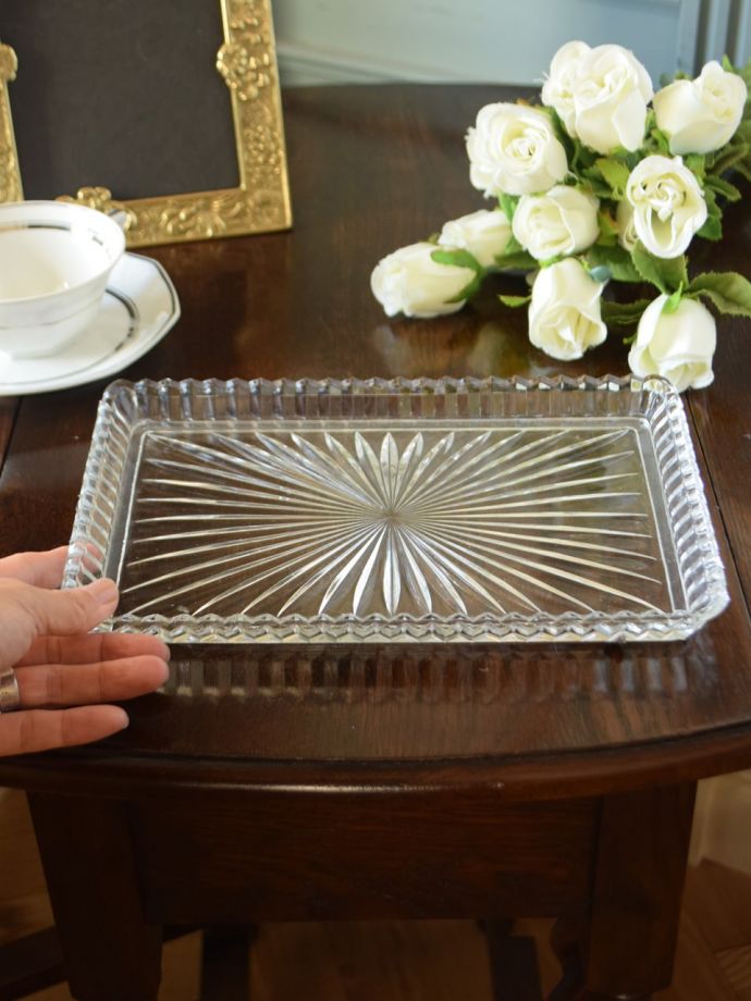 アンティークのガラスのトレイ