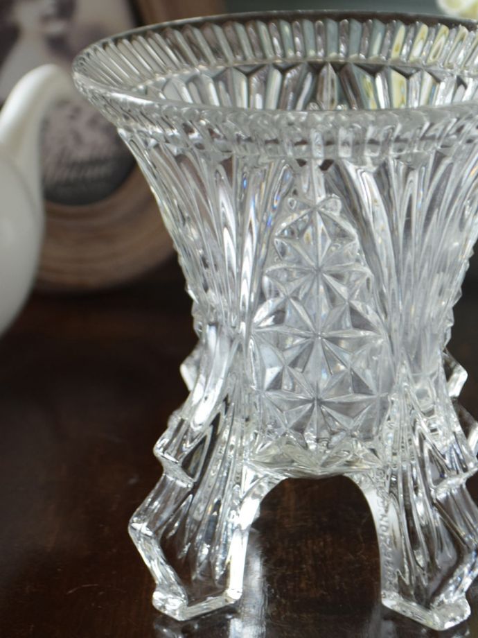 アンティークのガラス雑貨、足つきのおしゃれなフラワーベース (pg