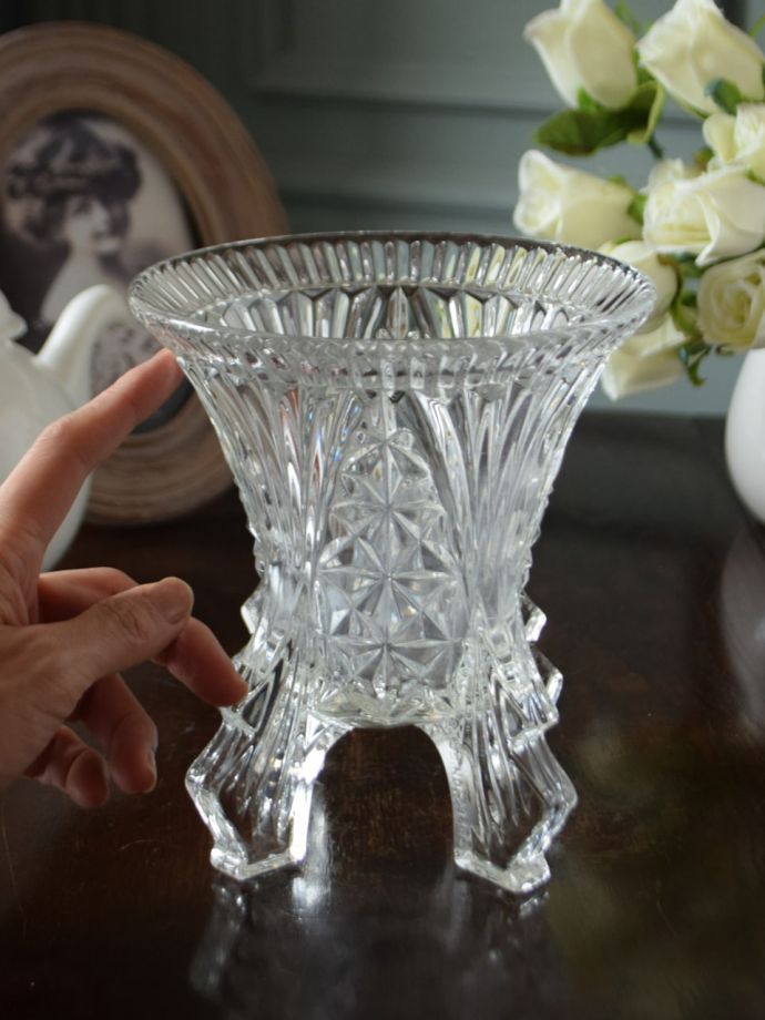 アンティークのガラス雑貨、足つきのおしゃれなフラワーベース (pg