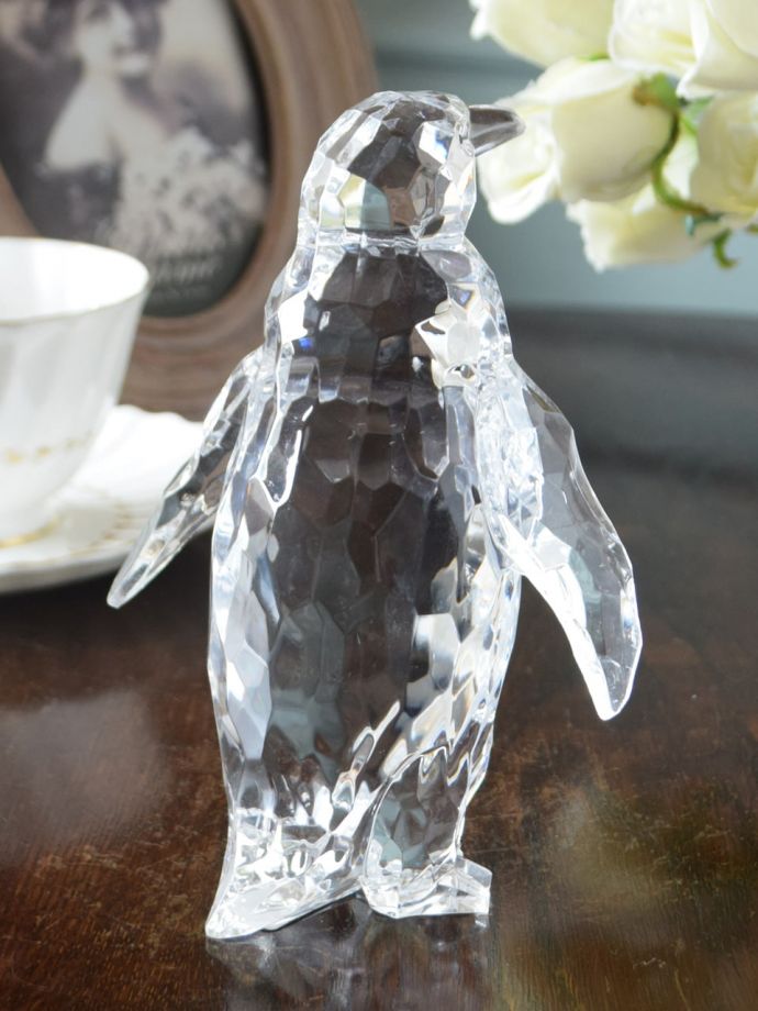 ガラスのオブジェの後ろ姿