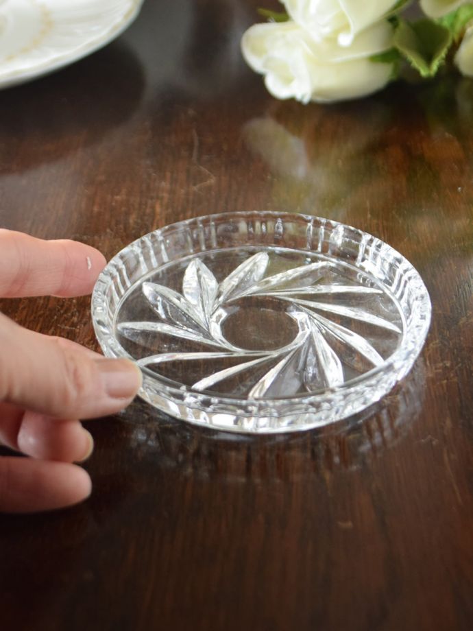 イギリスのアンティークガラス雑貨、プレスドグラスのコースター(pg