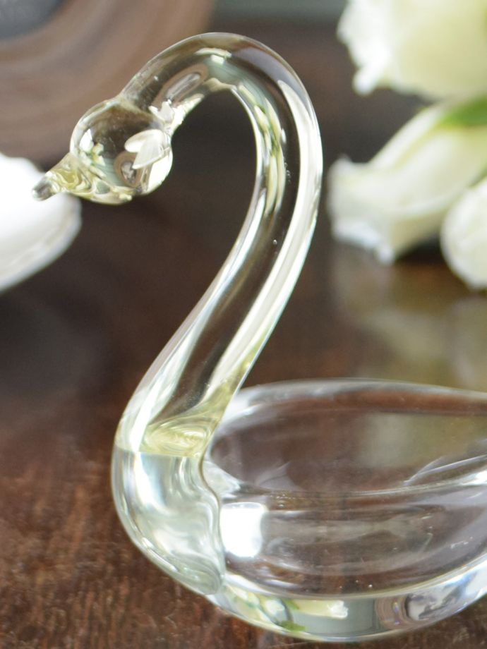 アンティークのガラス雑貨、小さくて可愛いスワン（白鳥）のオブジェ