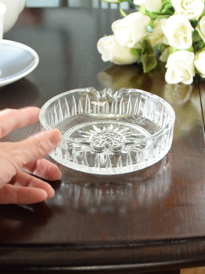 プレスドグラスの灰皿