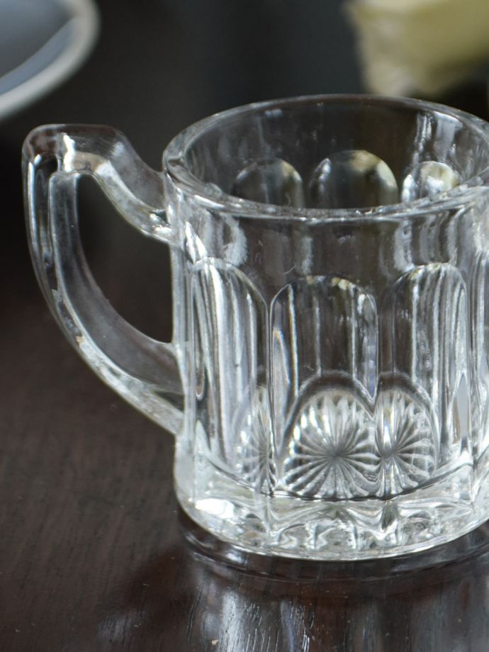 アンティークガラスのスパイス入れ