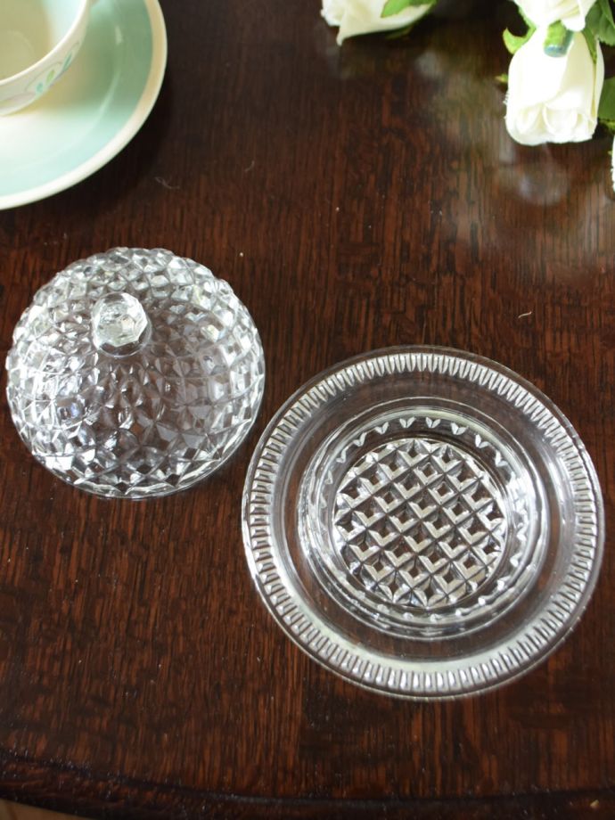 アンティークガラスの食器、イギリスのプレスドグラスのバター