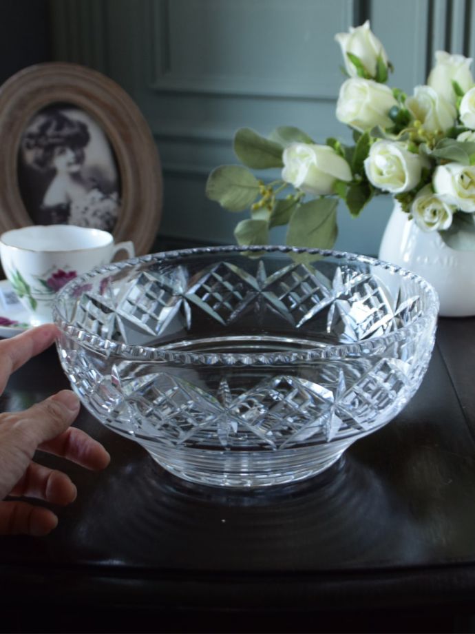 アンティークガラスの食器、型押し模様がキラキラ輝く大きなガラスの