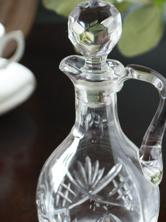 アンティークのガラスの雑貨、イギリスで見つけた小さなオイルボトル