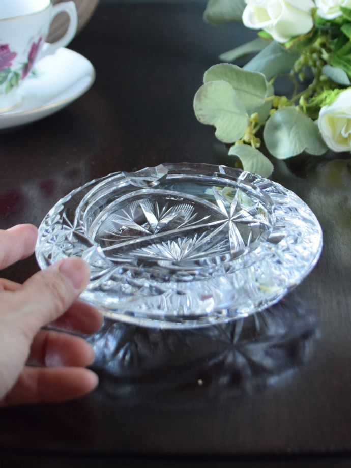 アンティークガラスの灰皿、イギリスで見つけたプレスドグラスの