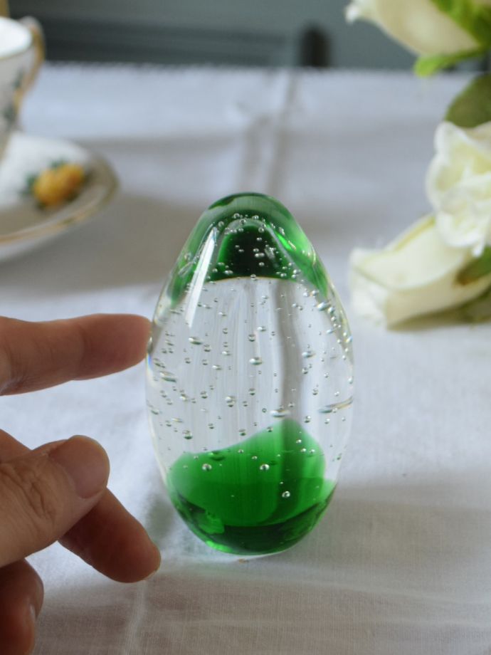 アンティークのガラス雑貨、グリーン色のプレスドグラスのペーパー