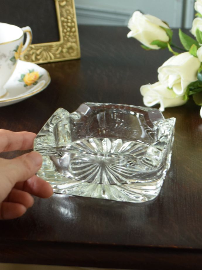 プレスドグラスの灰皿
