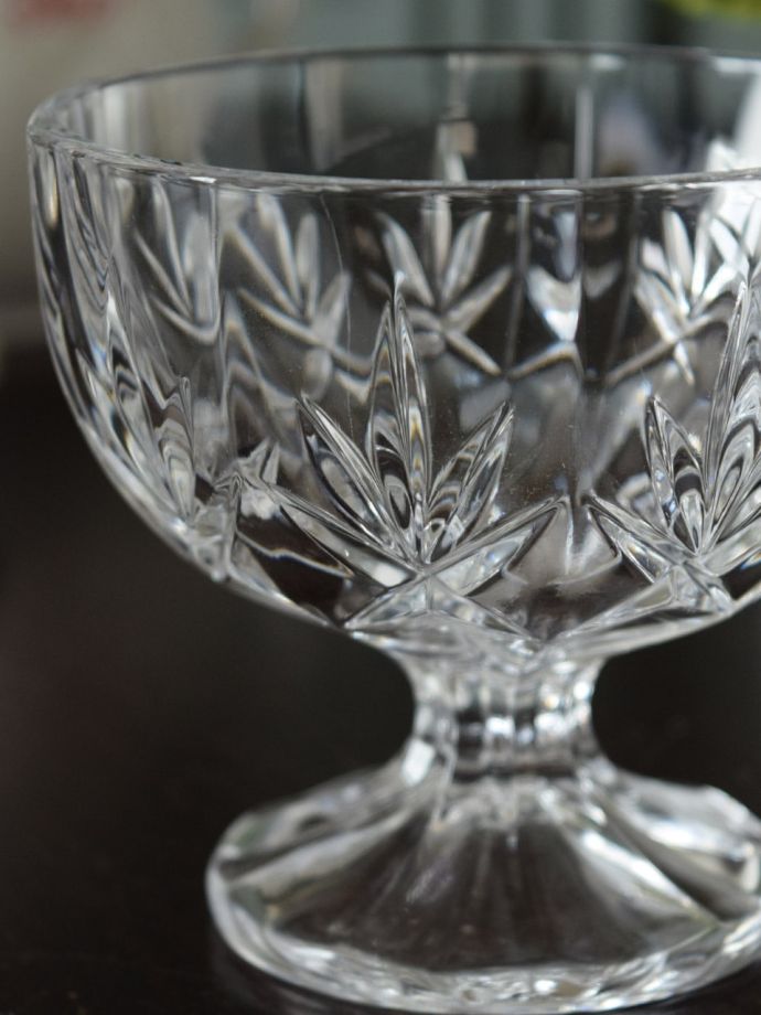 アンティークのガラス食器、小ぶりで可愛いプレスドグラスのコンポート