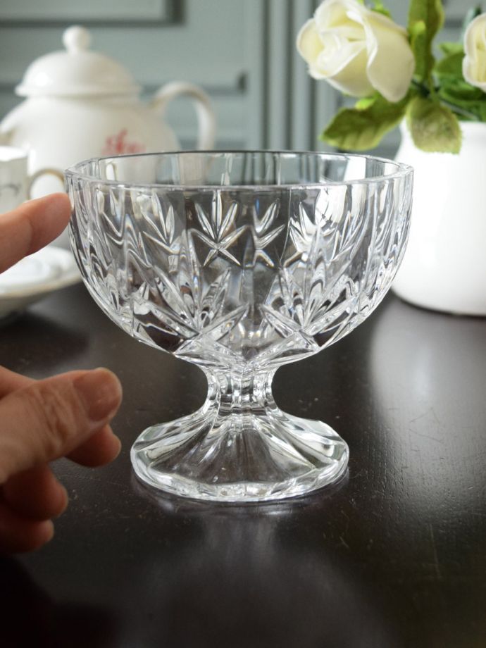 アンティークのガラス食器、小ぶりで可愛いプレスドグラスのコンポート